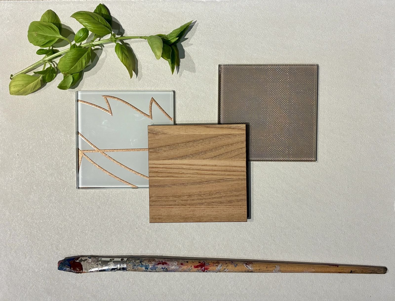 Planche de matières : verre à motif de lignes cuivrées, chêne clair, verre maillé bronze