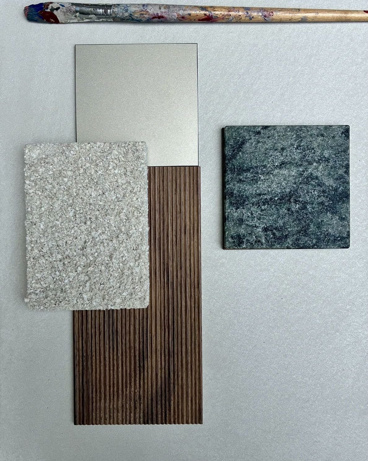 Planche de matières : laiton satiné, bois cannelé, pierre texturée
