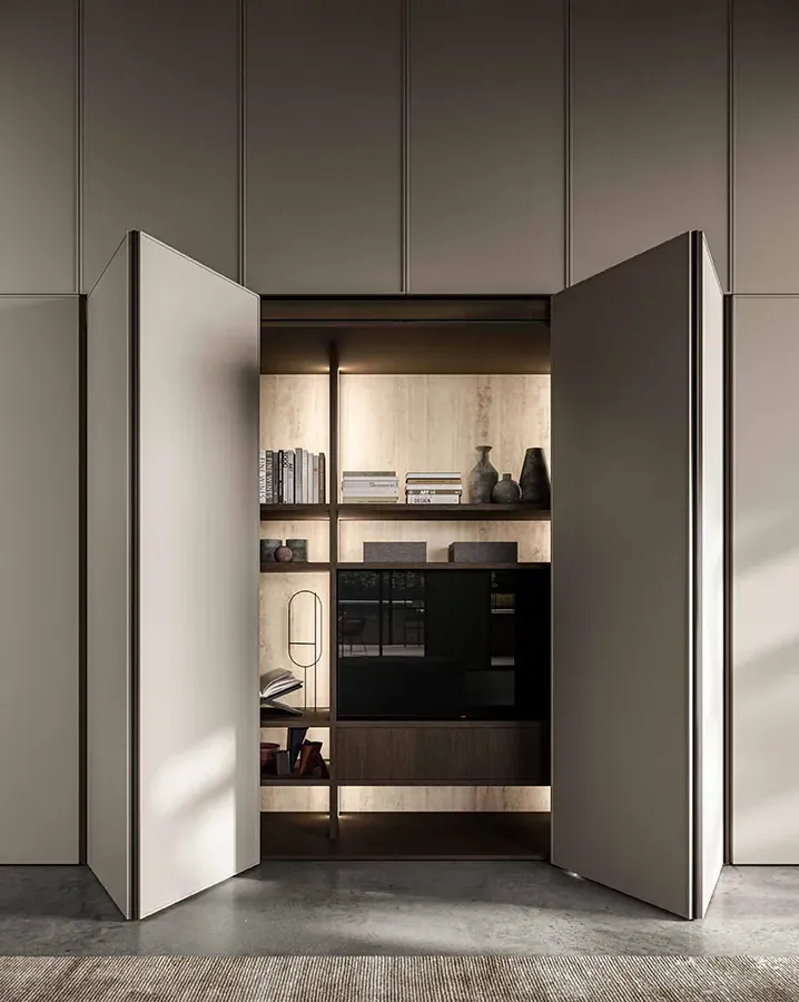 Armoire à portes escamotables ouvrant sur un office éclairé, cuisine haut de gamme Edvige Natali