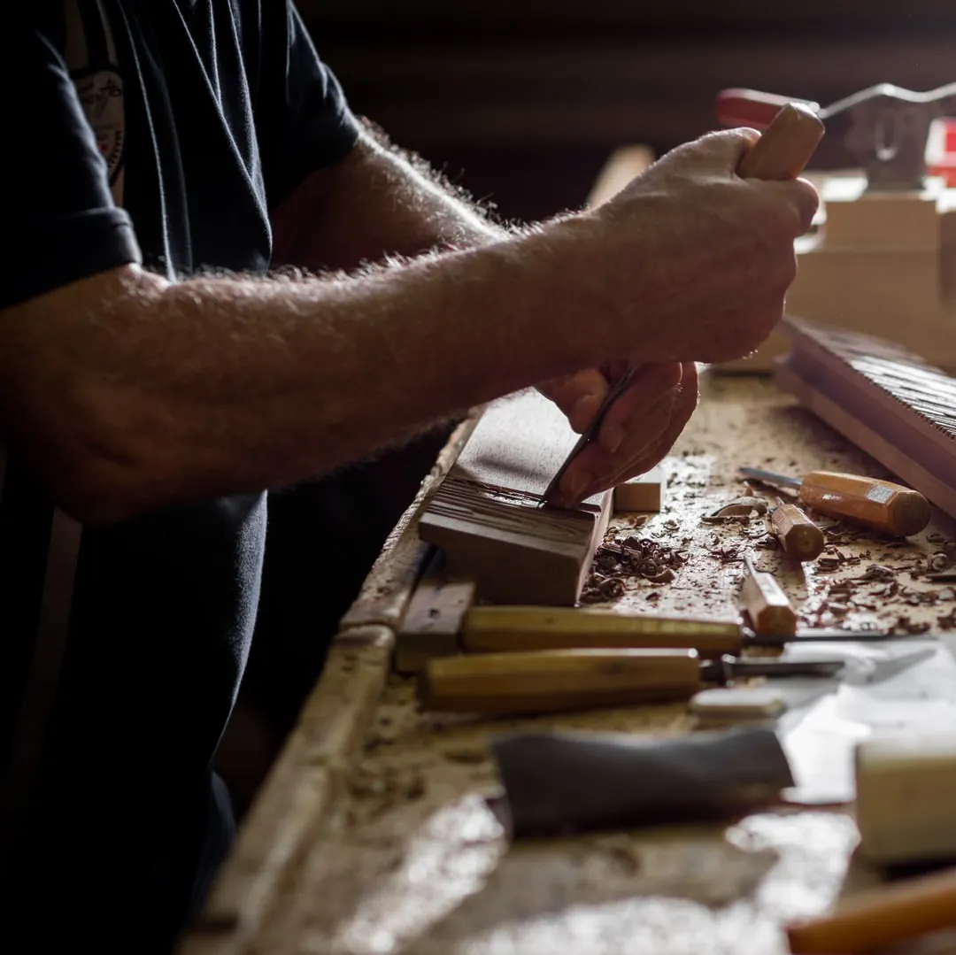 Ébéniste au travail sur l'établi, cuisine haut de gamme Edvige Natali
