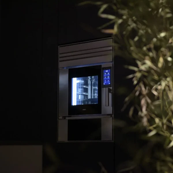 Four professionnel en inox dans une colonne noire, cuisine haut de gamme Edvige Natali