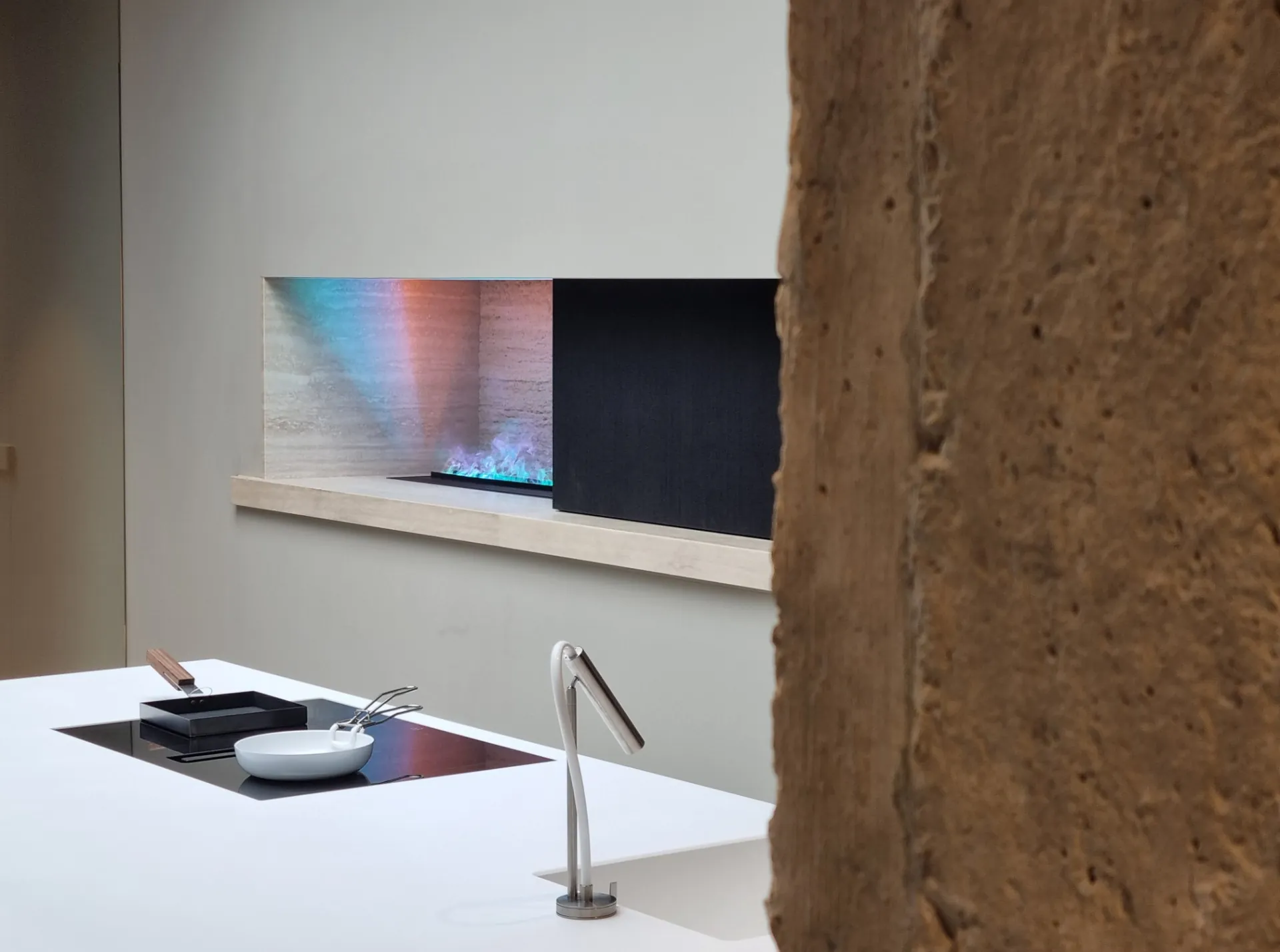 Plan blanc avec table de cuisson et cheminée murale, cuisine haut de gamme Edvige Natali