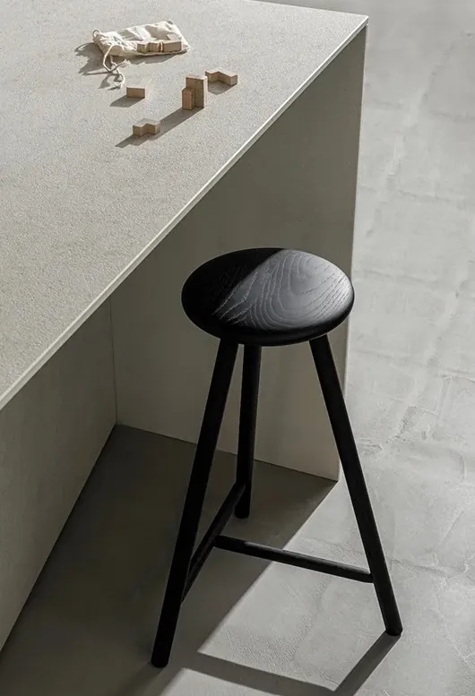 Îlot en pierre claire et tabouret noir, cuisine sur mesure Edvige Natali