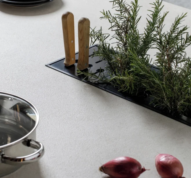 Plan clair avec jardinière d'herbes intégrée, cuisine sur mesure Edvige Natali