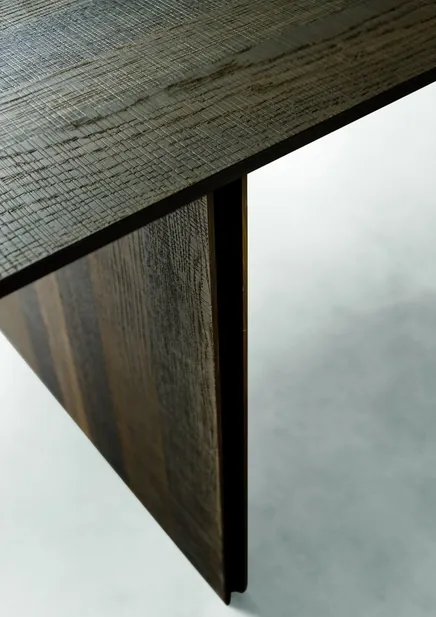 Plan en bois sombre en porte-à-faux sur verre, cuisine sur mesure Edvige Natali