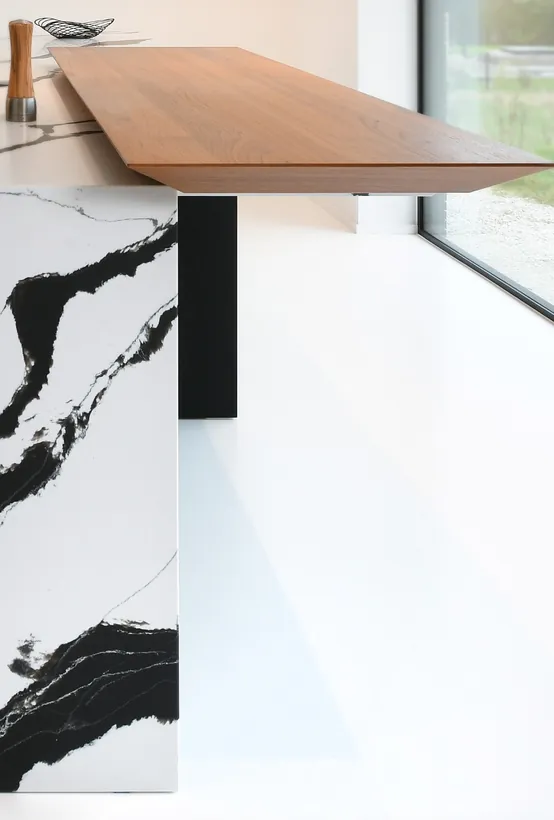 Plan en bois sur marbre blanc veiné de noir, cuisine sur mesure Edvige Natali