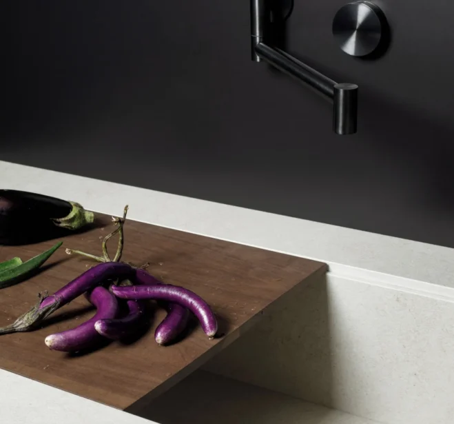 Robinet noir et planche en bois sur plan clair, cuisine sur mesure Edvige Natali