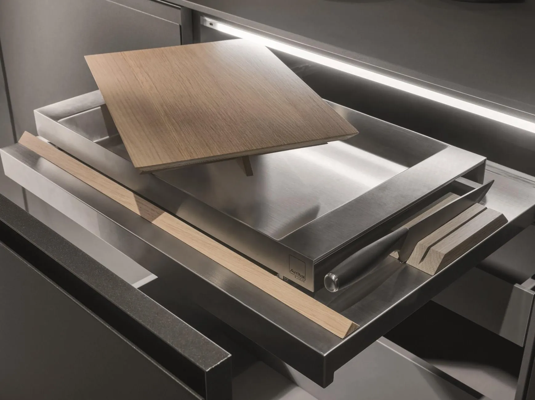 Tiroir en inox avec planche en bois, cuisine sur mesure Edvige Natali