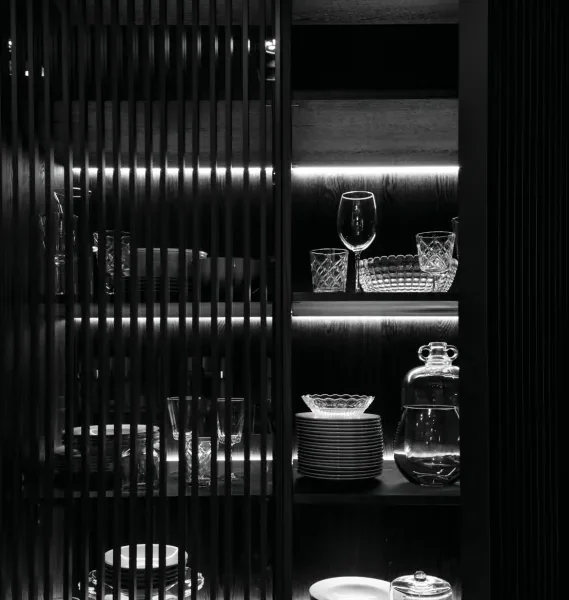 Vitrine noire striée et éclairée, cuisine sur mesure Edvige Natali